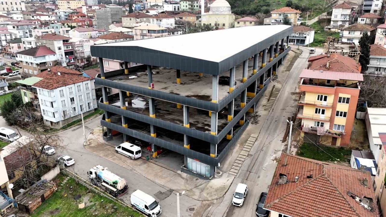 Dilovası’ndeki katlı otopark, belediye hizmet binasına dönüştürülüyor