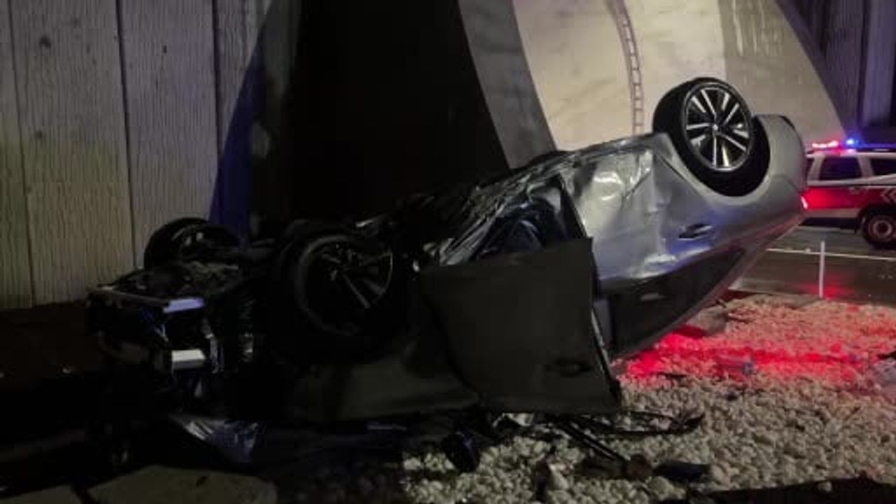 Dimçayı Tüneli girişinde otomobil takla attı: 1 yaralı