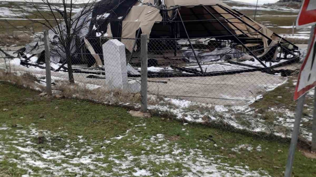 Dinar'da Yörük Kıl Çadır Salon fırtınada parçalandı