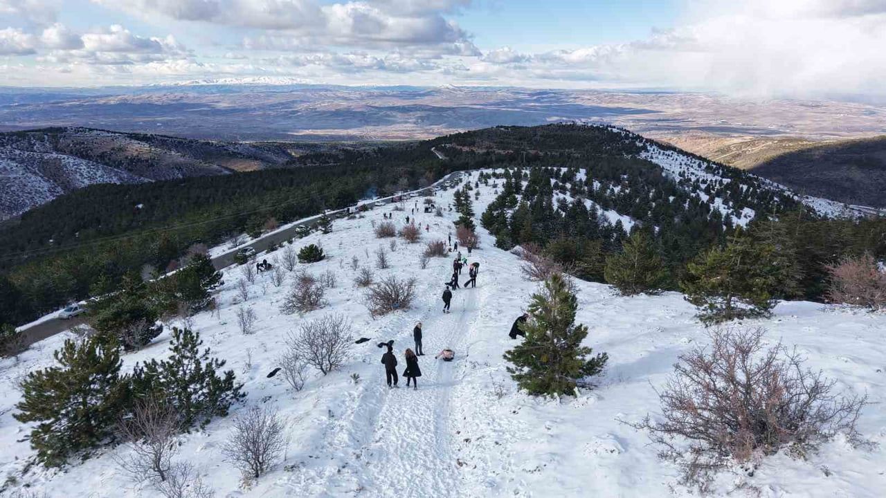 Dinek Dağı'nda kar özlemi sona erdi: Zirvede kış manzarası görsel şölen sundu