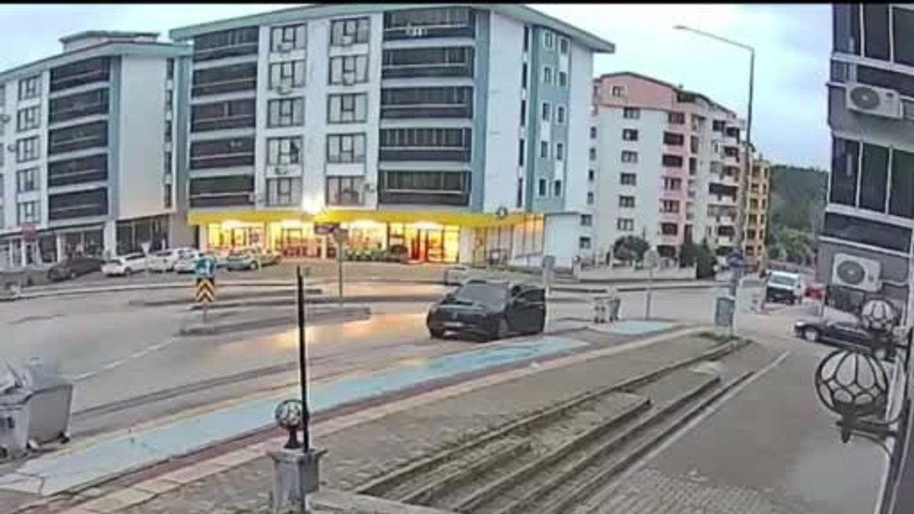 Direksiyon dersinde panik: Fren yerine gaza basınca otomobil dükkân önündeki alana düştü