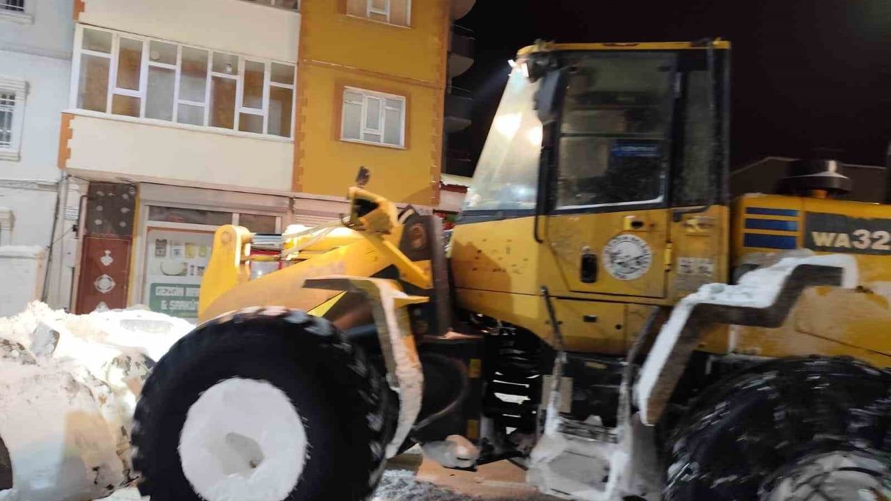 Diyadin'de Karla Mücadele Çalışmaları Kesintisiz Devam Ediyor