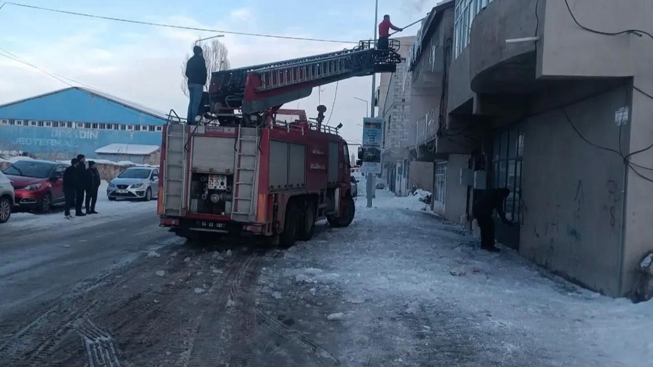 Diyadin'de Tehlike Oluşturan Buz Sarkıtları İtfaiye Ekiplerince Temizlendi