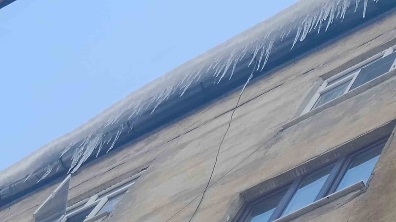 Diyarbakır Bağlar'da Sarkık Buzlar Tehlike Oluşturdu