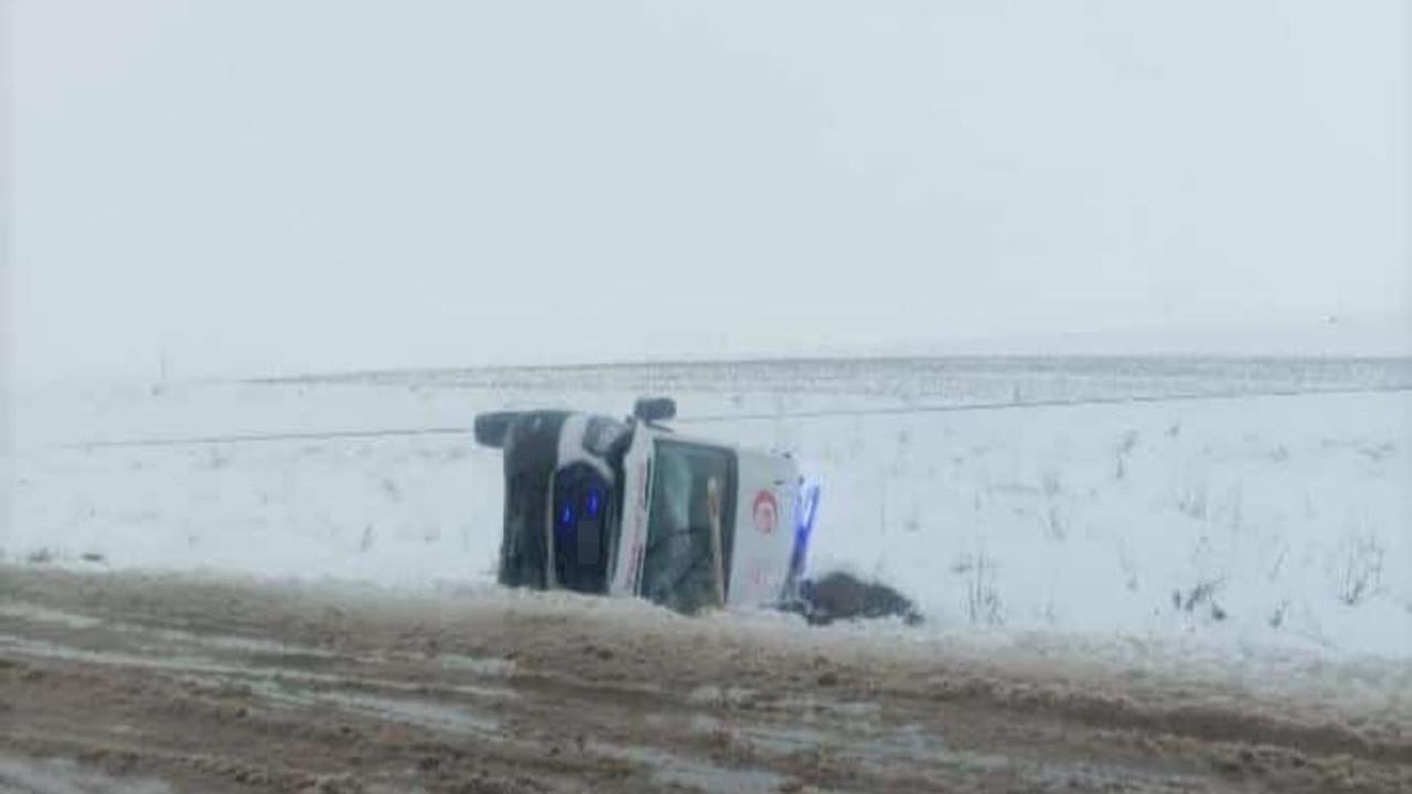 Diyarbakır Bismil’de ambulans devrildi: 3 sağlık görevlisi yaralandı
