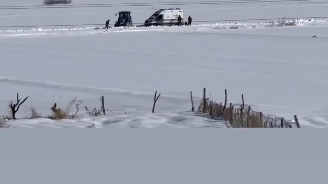 Diyarbakır Çermik'te kara saplanan ambulans köylülerce traktörle kurtarıldı