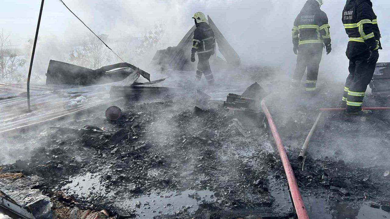 Diyarbakır Çınar'da sobadan çıkan kıvılcım çatı yangınına yol açtı, 40 öğrenci tahliye edildi