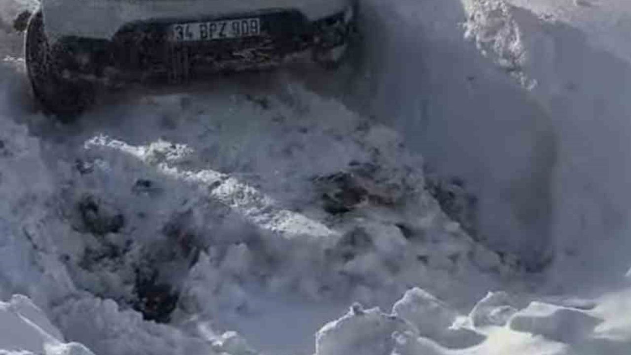 Diyarbakır Çüngüş'te hasta nakli yapan araç kar nedeniyle mahsur kaldı