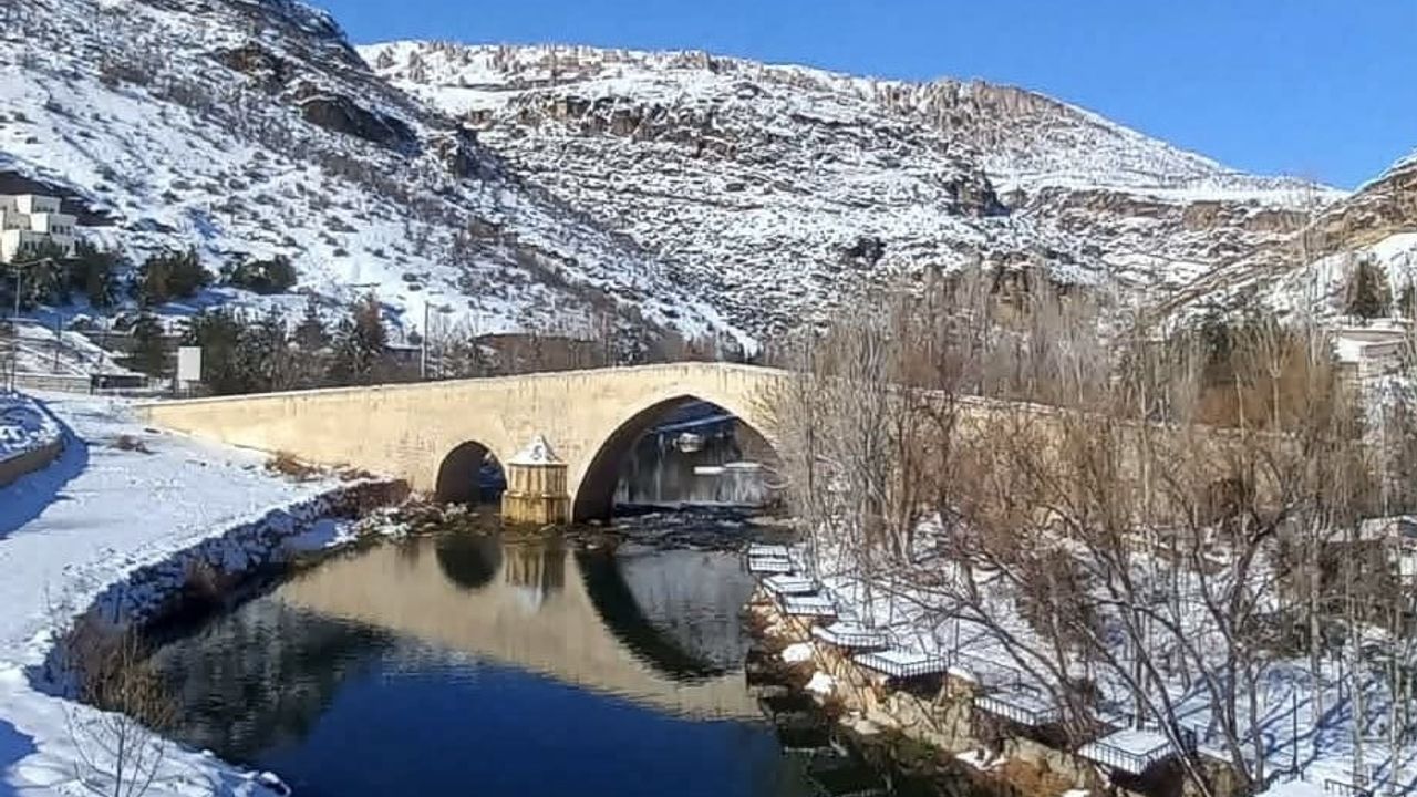 Diyarbakır'da 847 yıllık Haburman Köprüsü kar altında ihtişamını koruyor