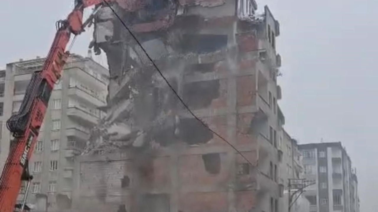 Diyarbakır’da ağır hasarlı 8 katlı bina kontrollü yıkımda 30 saniyede çöktü