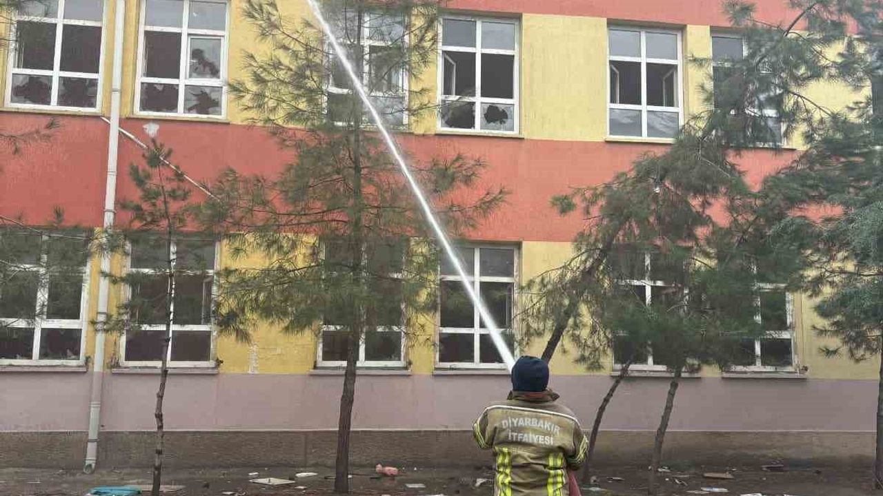 Diyarbakır'da boşaltılan Ali Emiri Ortaokulu'nda yangın