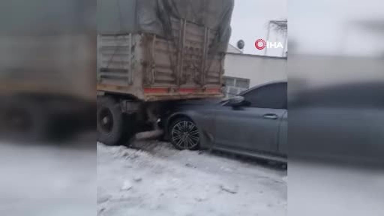 Diyarbakır'da buzlanma kaynaklı zincirleme kaza: 2 kişi yaralandı