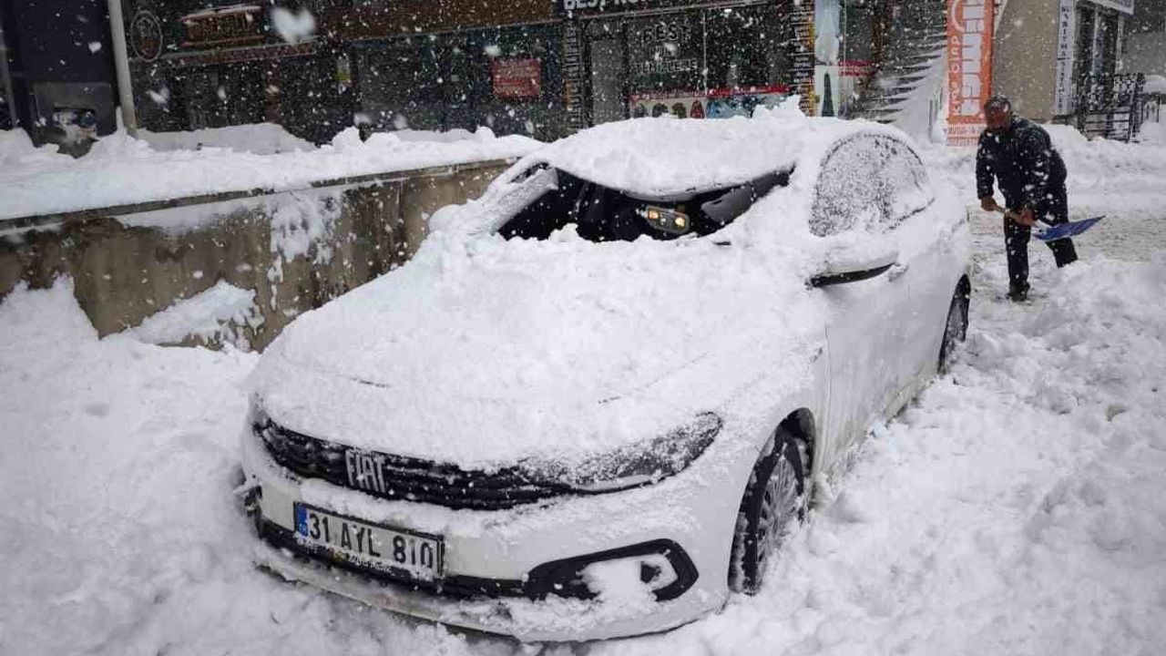 Diyarbakır'da çatıda çöken kar kütlesi park halindeki araca zarar verdi