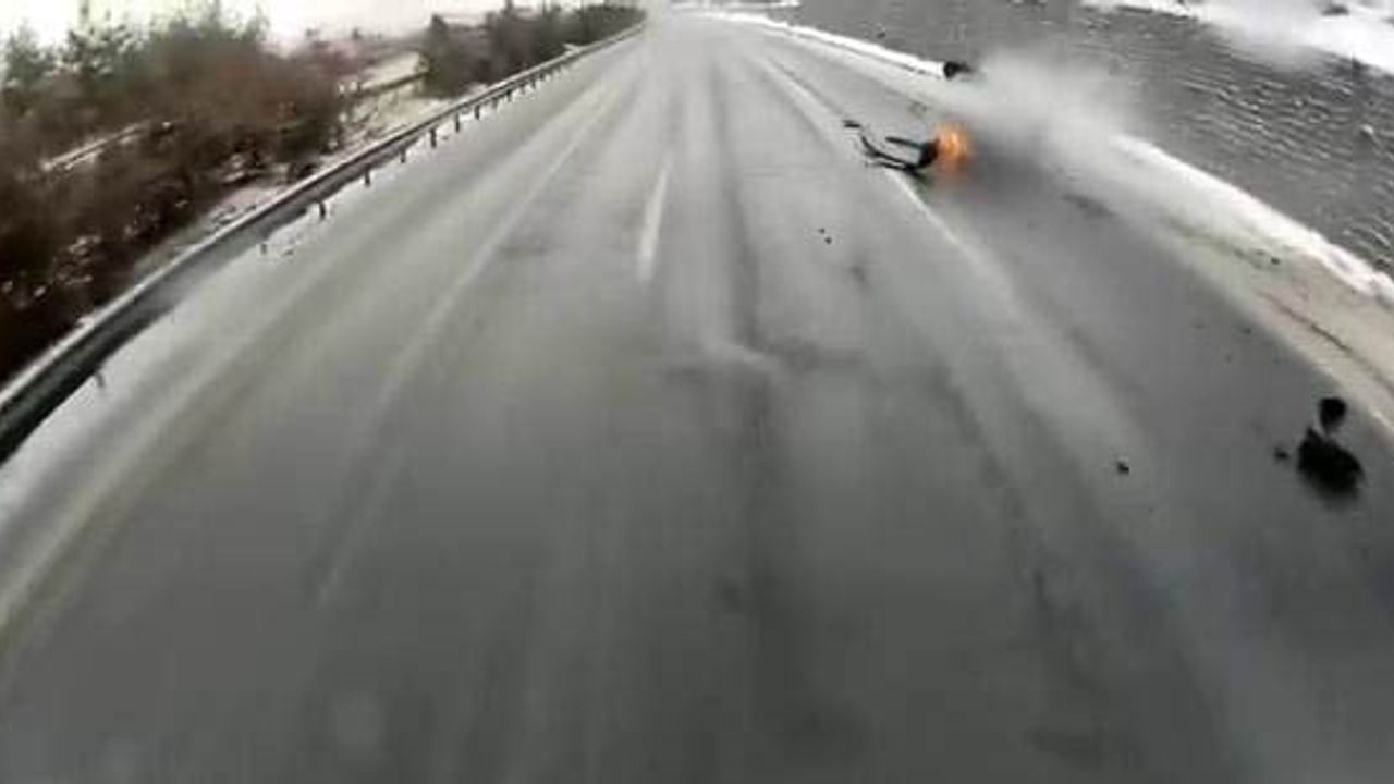 Diyarbakır'da gizli buzlanma kazaya neden oldu: Araç duvara çarpıp alev aldı