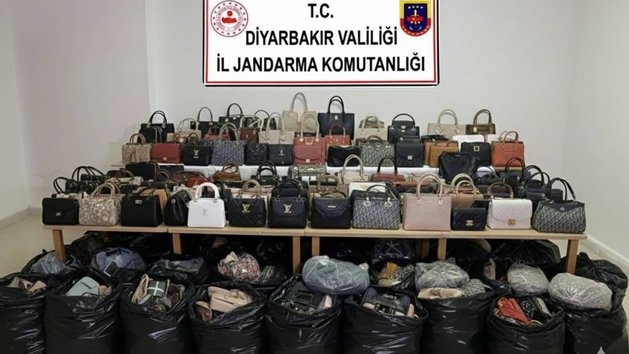 Diyarbakır'da jandarma kaçakçılık operasyonunda çok sayıda silah ve kaçak malzeme ele geçirildi
