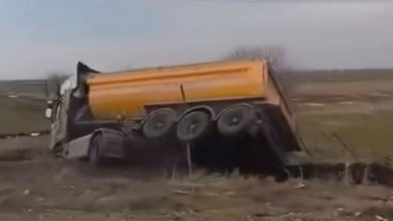 Diyarbakır'da kamyon yol kenarına devrildi: sürücü yaralandı