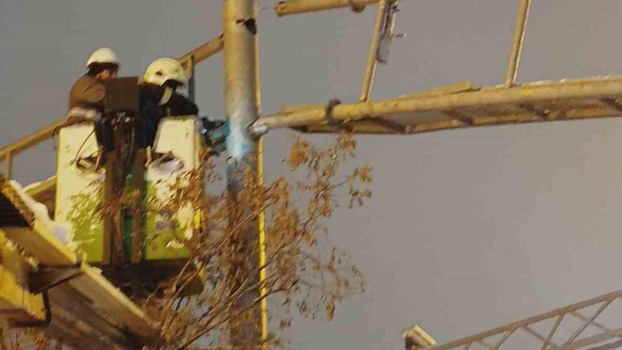Diyarbakır'da kamyonun çarptığı trafik levhası itfaiye tarafından düzeltildi