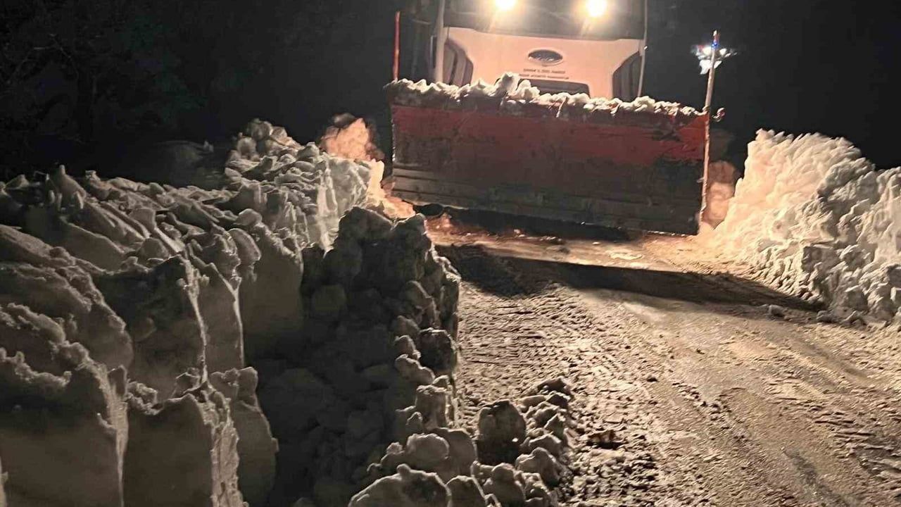 Diyarbakır’da kapalı köy yolunda sağlık ekipleri yaşlı çifte ulaştı