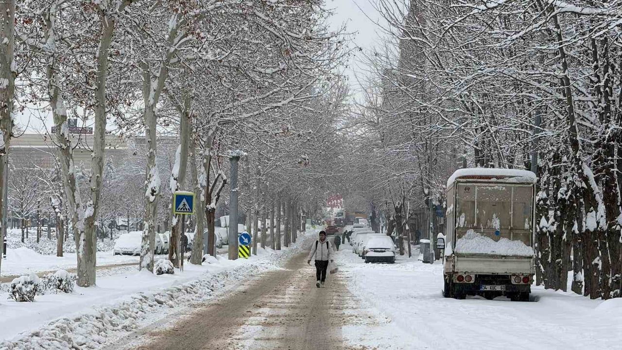 Diyarbakır'da Kar Etkisini Sürdürüyor — İstanbul ve Ankara Uçuşları İptal