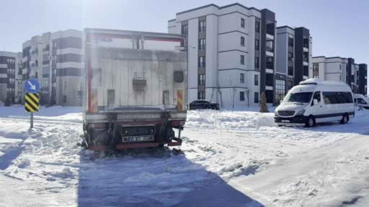 Diyarbakır'da Kar Hayatı Durdurdu: Ulaşım Felci