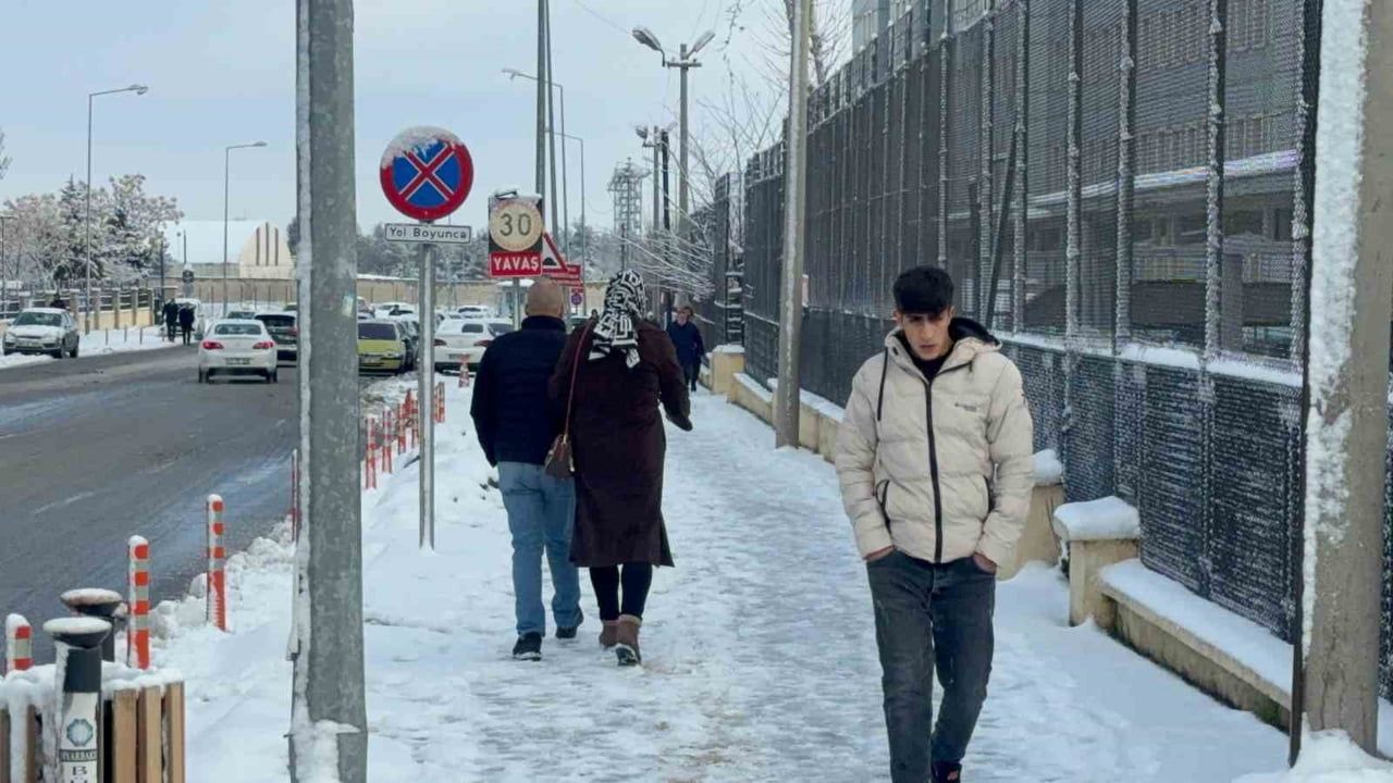 Diyarbakır'da kar yaşamı aksattı