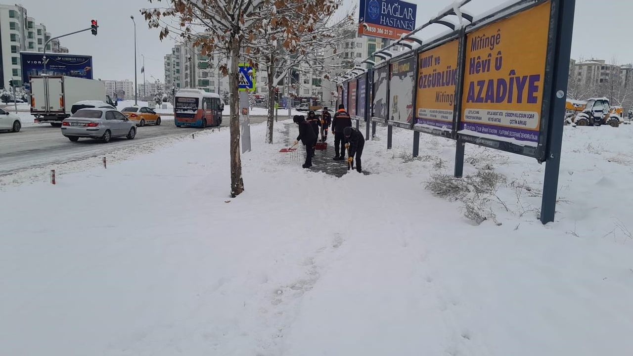 Diyarbakır'da Karla Mücadele: Bin 288 Personelle Kesintisiz Çalışma