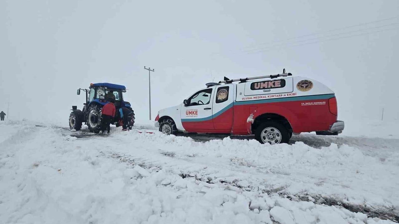 Diyarbakır'da Karla Mücadele: Evde Doğan Anne ve Bebeği Kurtarıldı