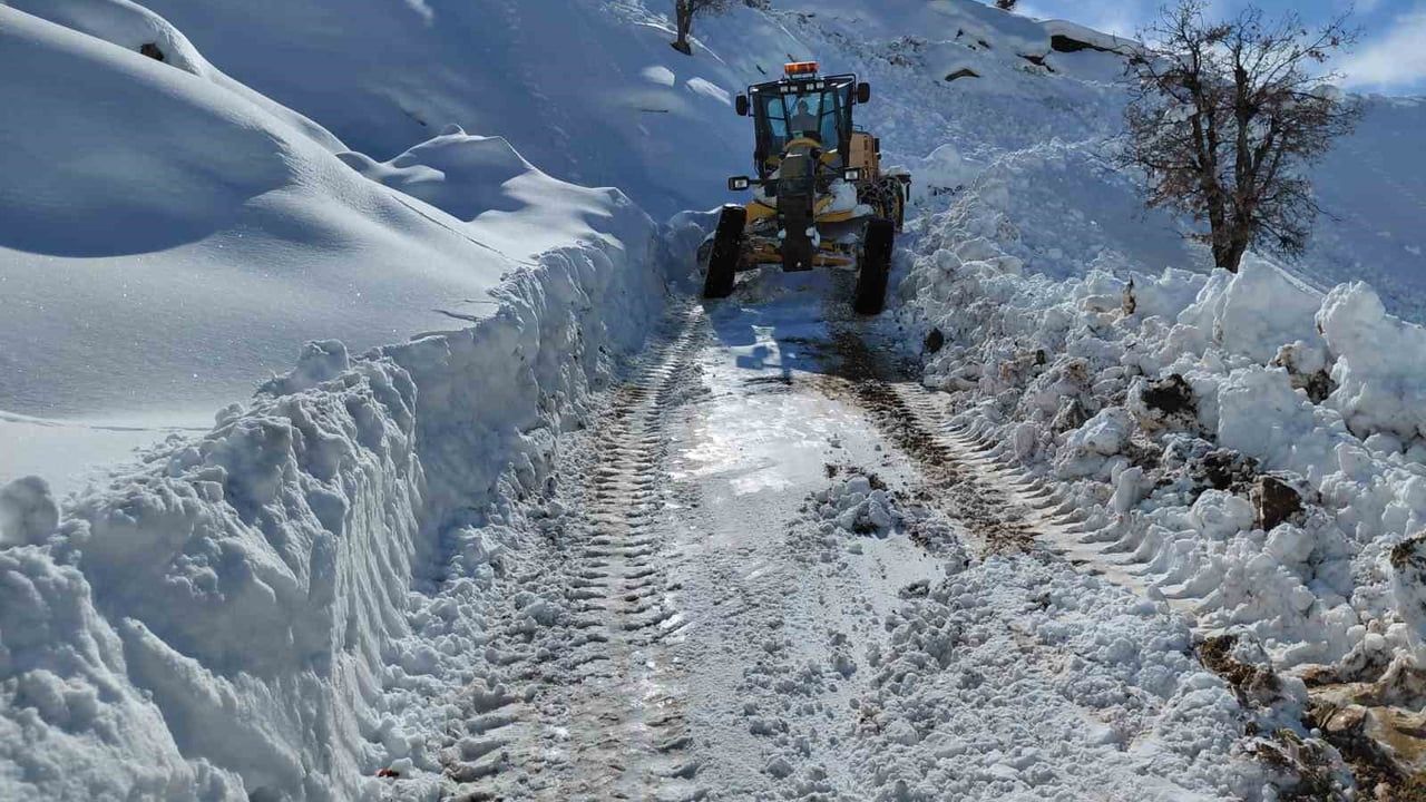 Diyarbakır’da Karla Mücadele: Kırsal Yolların Ulaşıma Açılması Sürüyor
