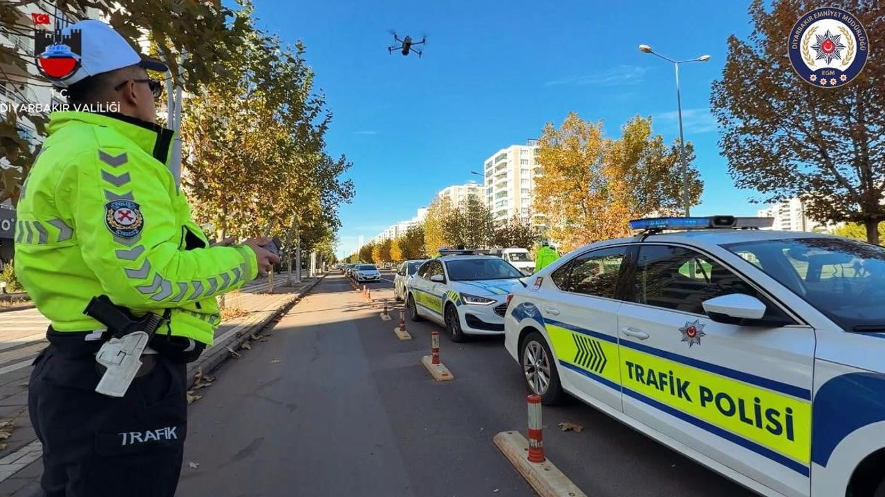 Diyarbakır'da kavşaklarda şerit değiştiren sürücülere dronla ceza