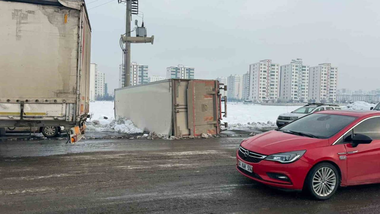 Diyarbakır'da kaygan yolda tır devrildi: sürücü yaralandı