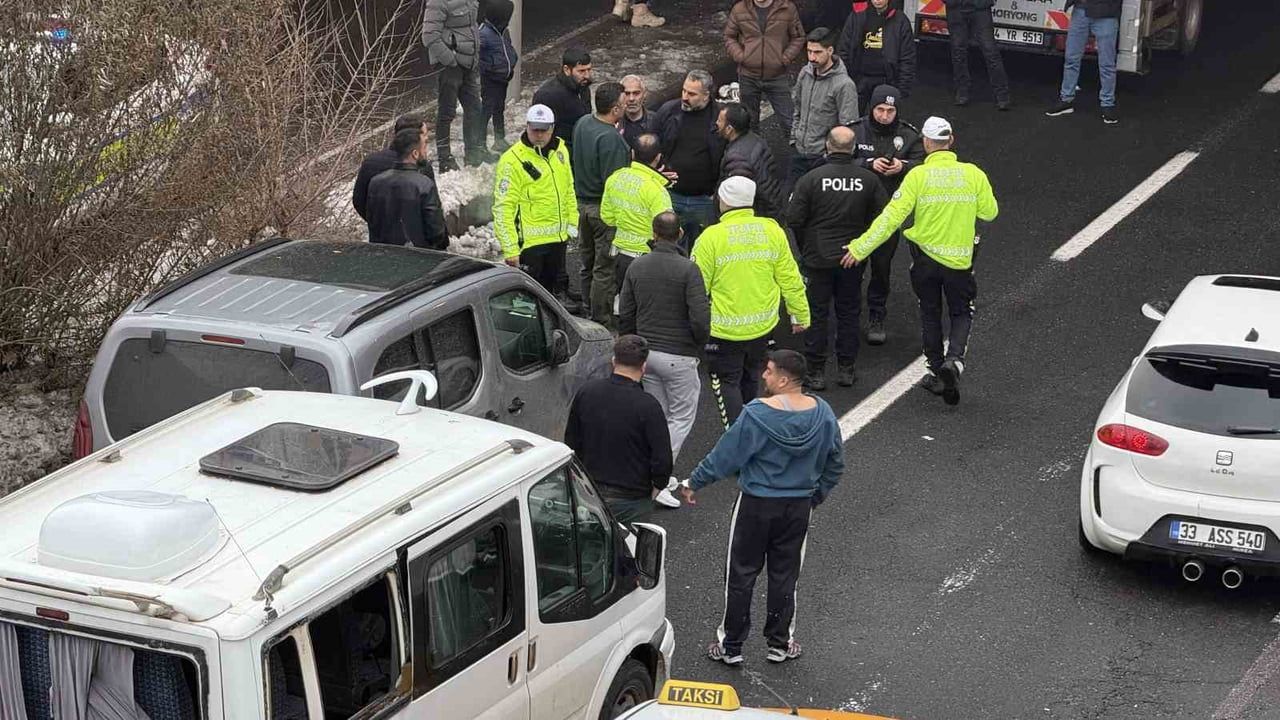 Diyarbakır'da kaza sonrası kavga: Sürücüler kelepçelenip karakola götürüldü