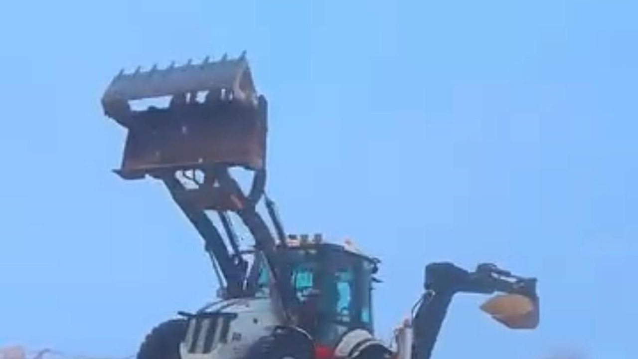 Diyarbakır'da kepçeyle karda drift anları kamerada