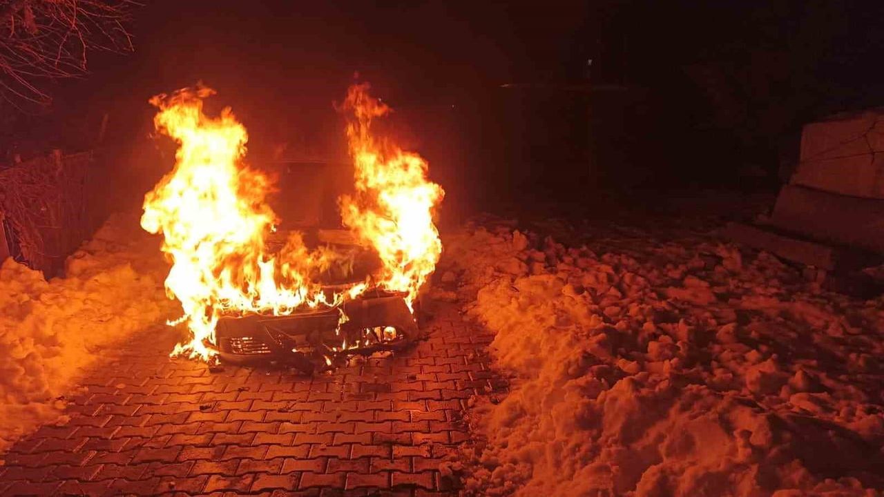 Diyarbakır'da seyir halindeki otomobil alev aldı