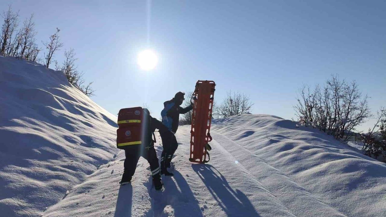 Diyarbakır’da UMKE ve jandarma 1,5 km karlı yolu yürüyerek hastaya ulaştı
