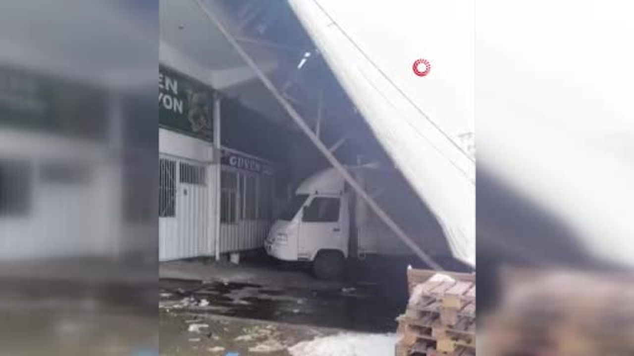 Diyarbakır'da yeni halin çatısı kar yüküne dayanamadı