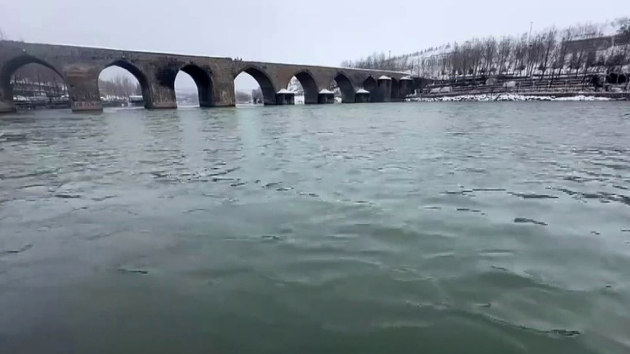Diyarbakır’da yoğun kar Dicle Nehri’nin seviyesini yükseltti