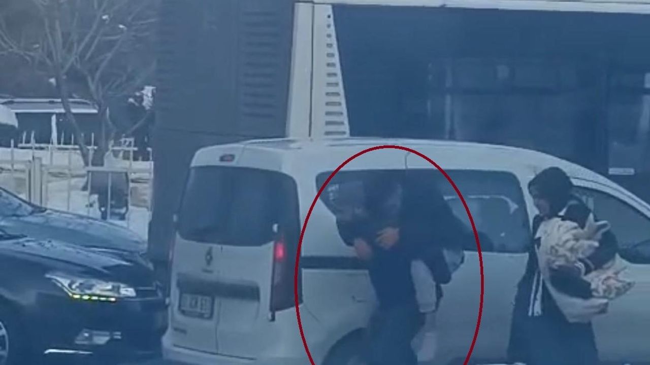 Diyarbakır'da yol tıkanınca vatandaştan sıra dışı yardım: Hastayı sırtında taşıdı