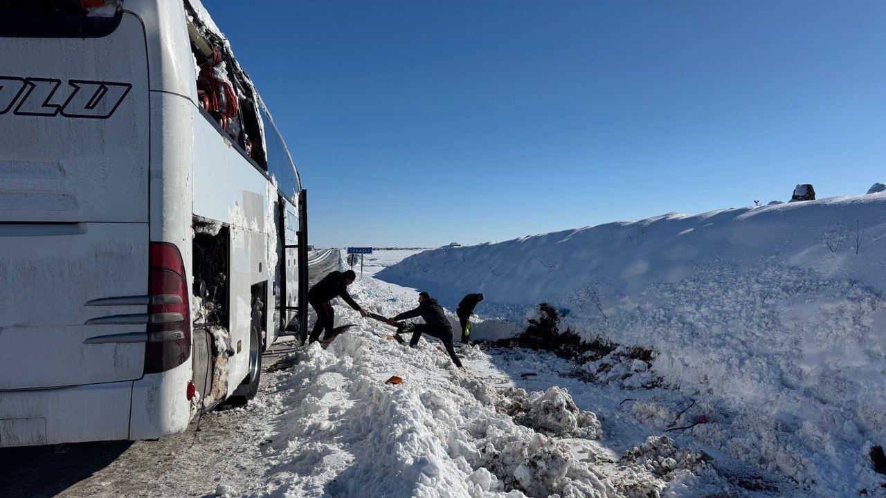 Diyarbakır'da yolcu otobüsü devrildi: 6 yaralı
