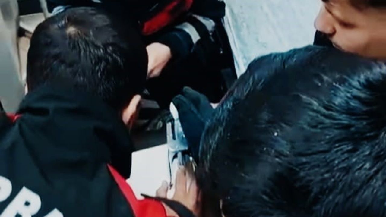 Diyarbakır'da zımbaya sıkışan gencin parmağı itfaiye tarafından çıkarıldı