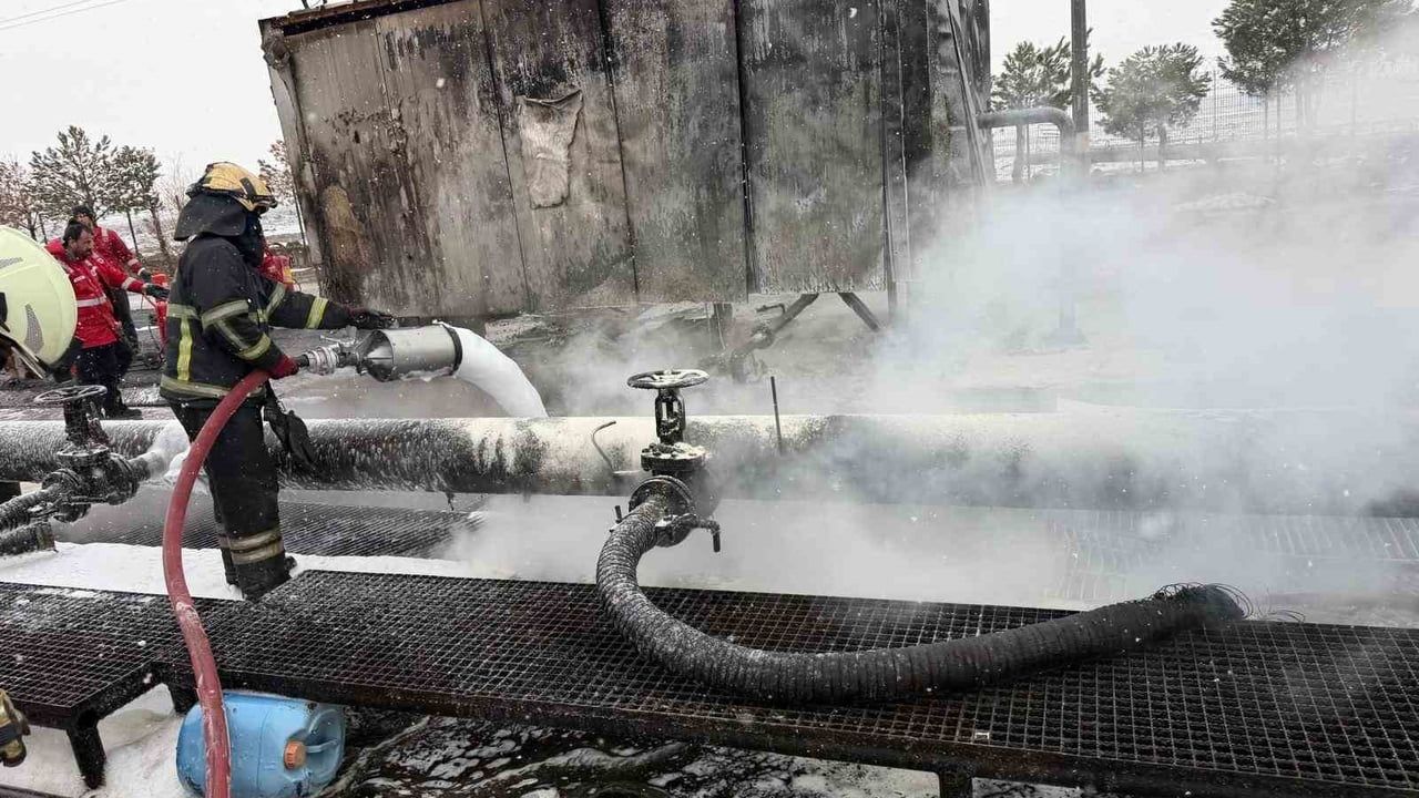 Diyarbakır Eğil'de ham petrol havuzunda yangın kontrol altına alındı