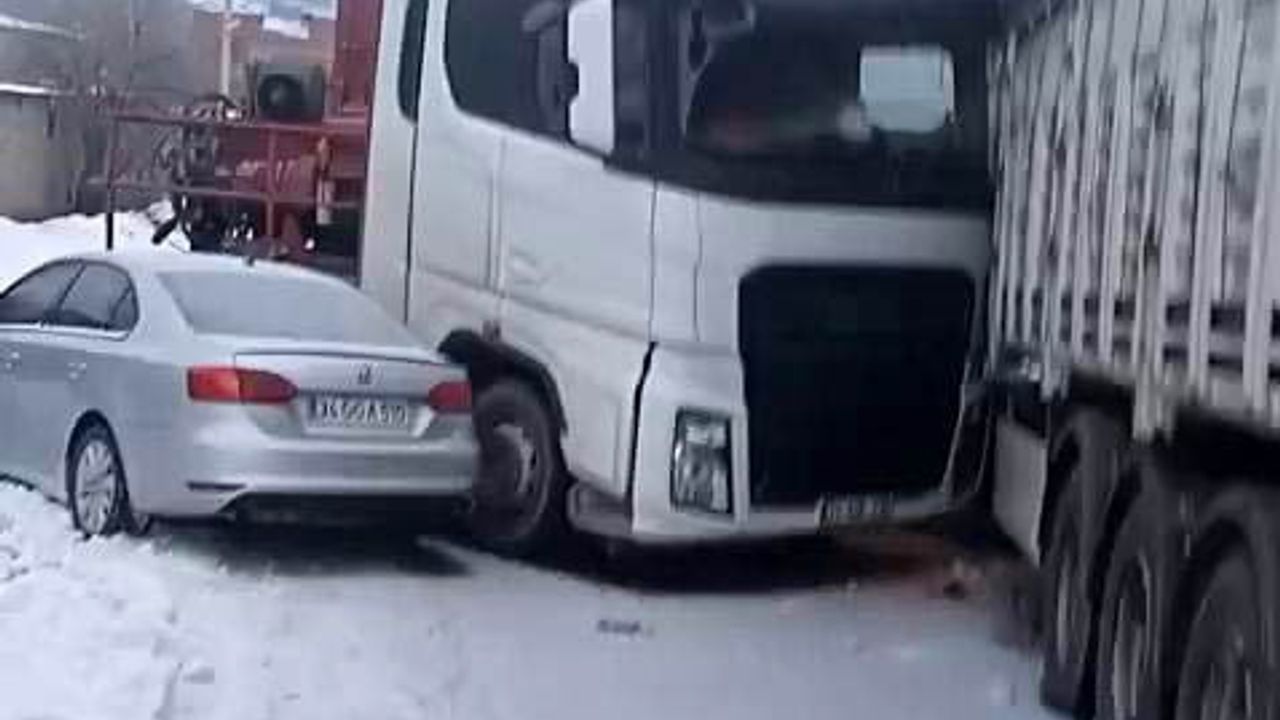 Diyarbakır Eski Mardin Yolu'nda zincirleme kaza: 2 yaralı