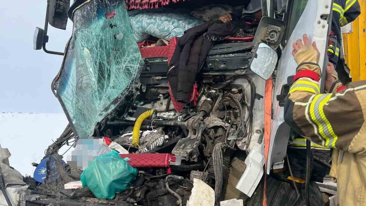 Diyarbakır Kayapınar'da tır çarpışması: 1 ağır yaralı