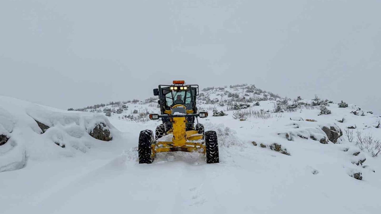 Diyarbakır kırsalında kapanan yollar üç gün süren çalışmayla açıldı