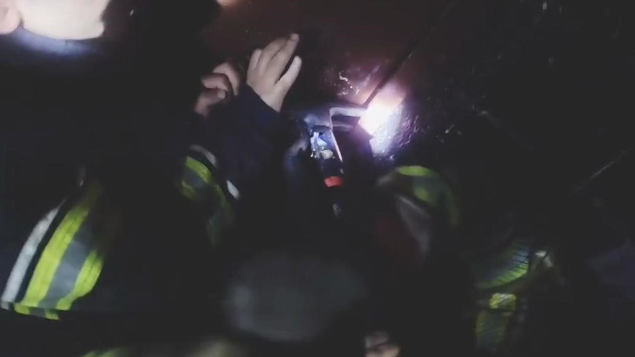 Diyarbakır Sur'da iki katlı toprak evde yangın: Kısmi çökme meydana geldi