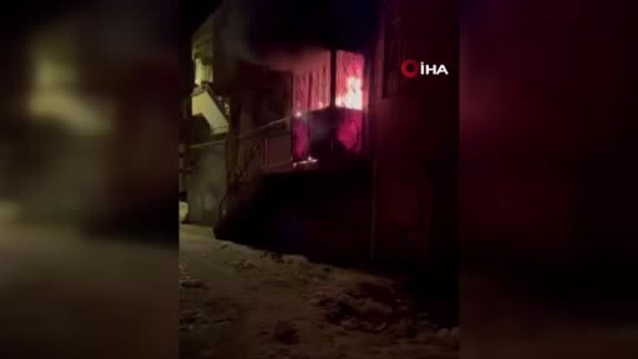 Diyarbakır Yenişehir'de ev yangını: 2 kişi dumandan etkilendi