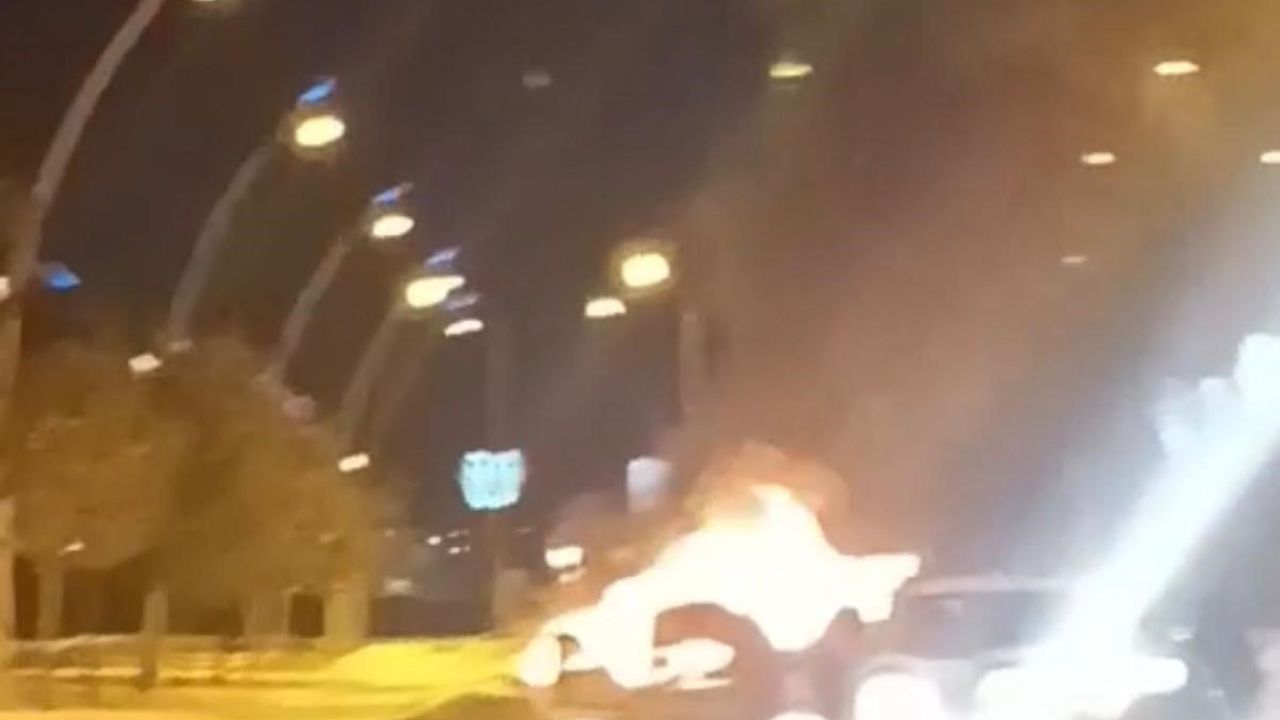 Diyarbakır Yenişehir'de Park Halindeki Otomobil Alev Aldı