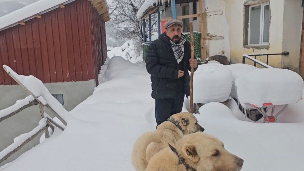 Doğu'da dondurucu soğuk: Su hatları pürmüzle açıldı