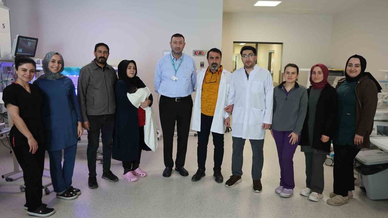 Doğuştan yemek borusu olmayan Ada bebek Elazığ’da başarılı ameliyatla taburcu edildi