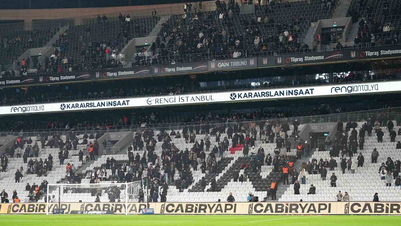 Dolmabahçe'de taraftarlar 'yönetim istifa' dedi — Beşiktaş 1-0 Kayserispor