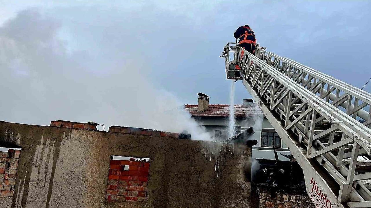 Domaniç Çukurca'da ahır yangını: traktör ve minibüs kullanılamaz hale geldi